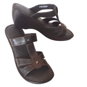 Born Brown Leather Wedge Sandal Slide Open Toe Strappy Comfort Slip-ons Size: 7M